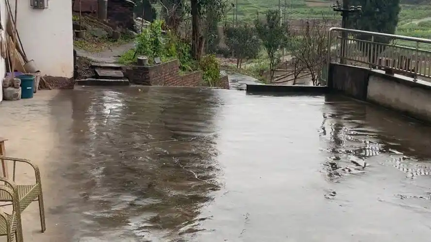 农村的下雨天宁静的舒心