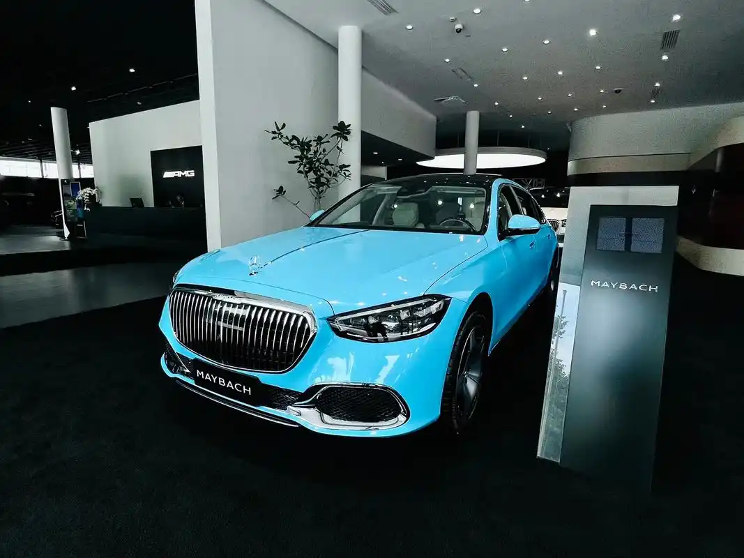 这蓝色真的太好看了!#梅赛德斯 #奔驰 #汽车摄影#迈巴 - 抖音