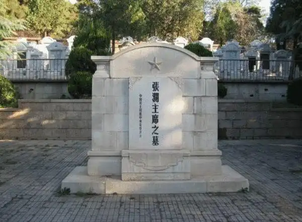 狐揭秘:革命公墓 差级别夫妻难合葬