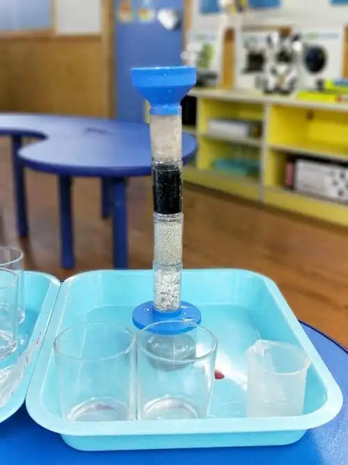 雁塔开元幼儿园科学发现室科学小实验《净水过滤》