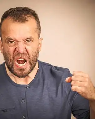 疯狂的成年男子