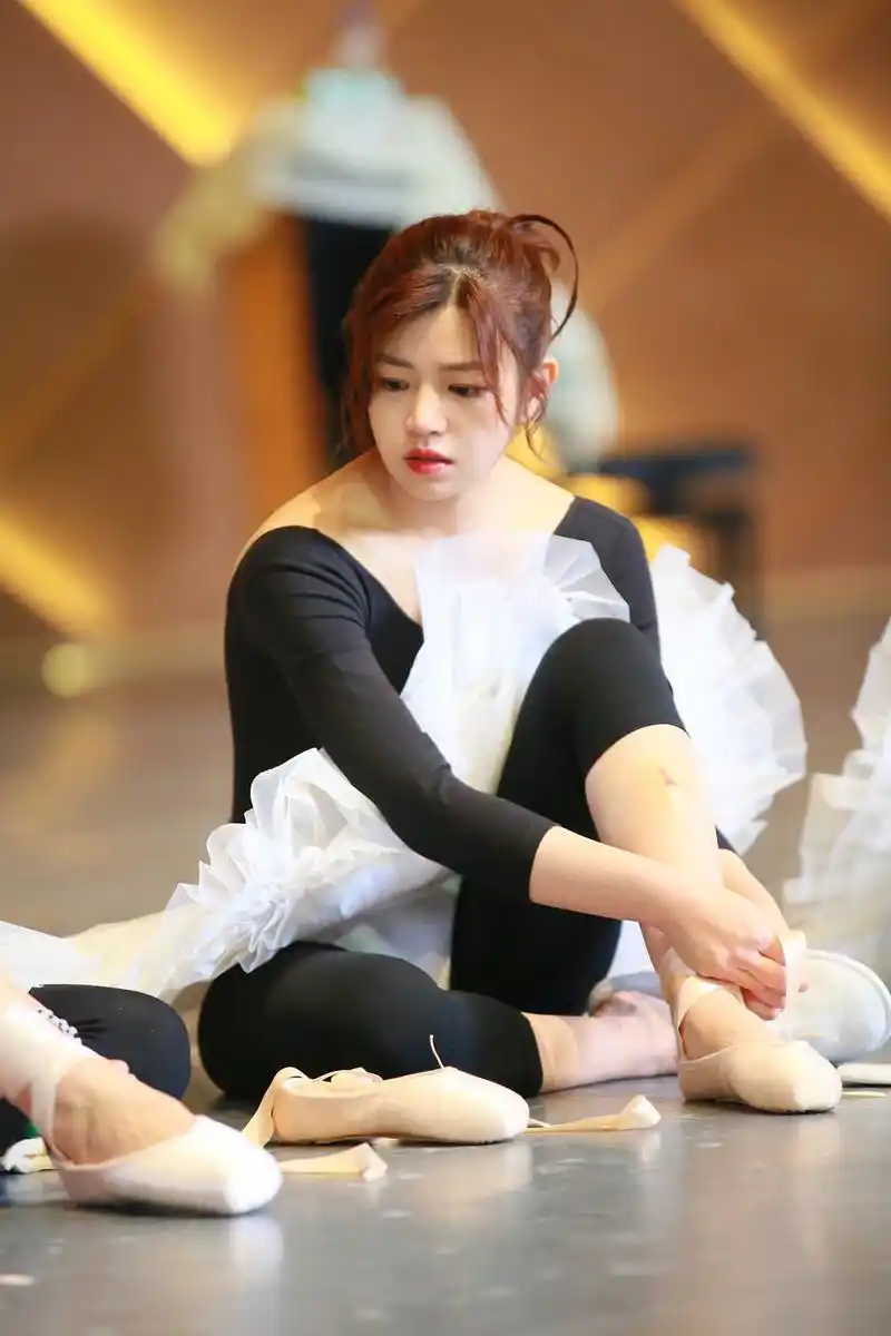 穿上芭蕾舞练功服的陈妍希化身美丽小天鹅,体态柔美优雅动人.