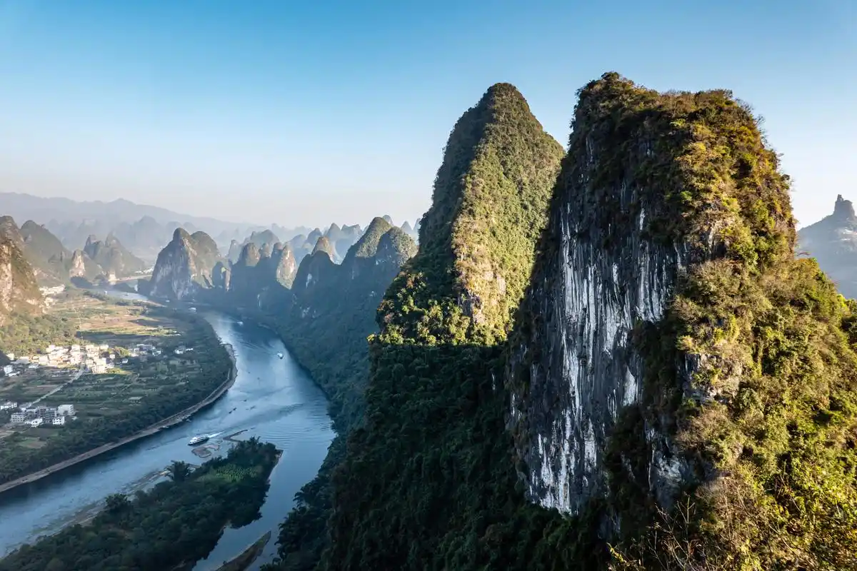 九马画山是桂林漓江著名的景观之一,在这里的江面就像是转了一个镰刀