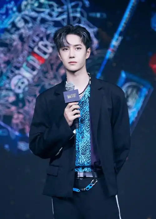 王一博# /#王一博灰白挑染# 哥哥那么迷人. 来自大醉酩酊 - 微博