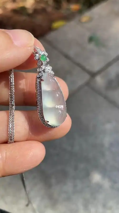 18k金钻石镶嵌翡翠高冰种福瓜吊坠