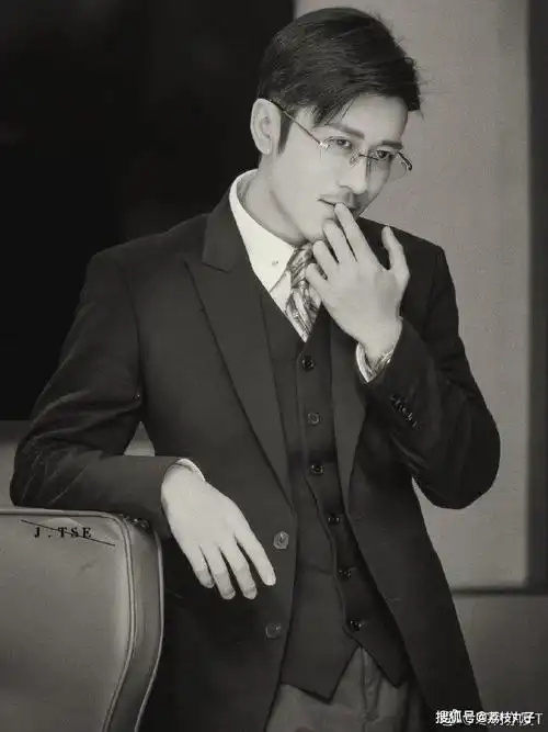 他是快本最害羞的嘉宾,被何炅逗得差点哭出来靠在何炅身上发抖_林雨申