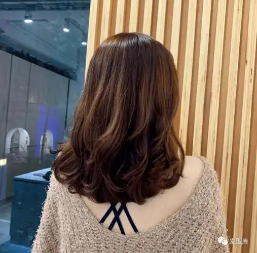 妹子的首选减龄好看不挑人,流行不衰的发尾烫是首次长