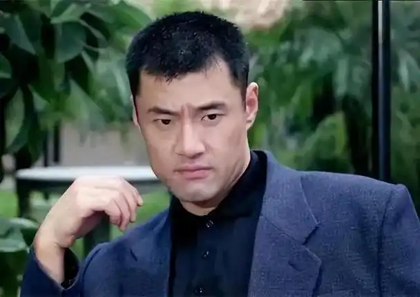 是被称为"亚洲史泰龙"的武打明星,人人都以为他是香港人,其实他是妥妥