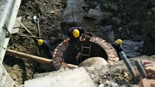 龙兴路进度:净肠河倒虹吸砌筑检查井
