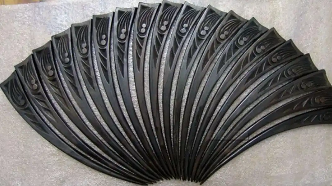 铁扇是短兵器,其扇骨多为铁制或者是钢,硬木,扇面是丝绸或者铁丝和布