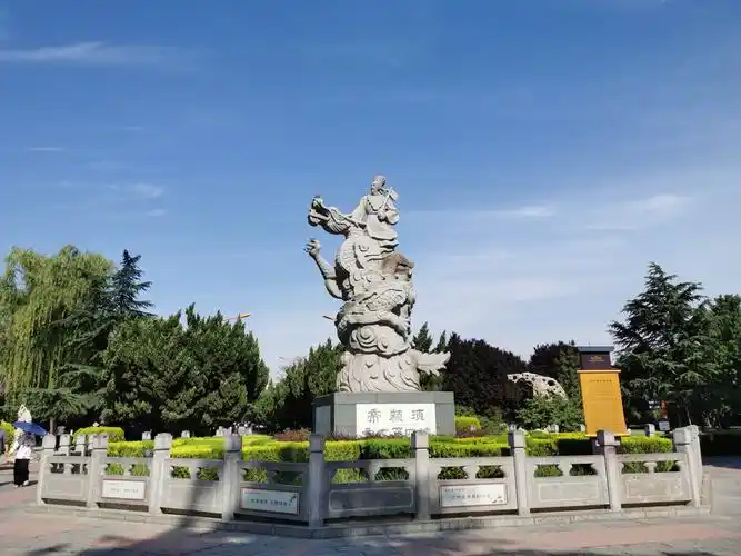 姐妹仨漫步在戚城公园