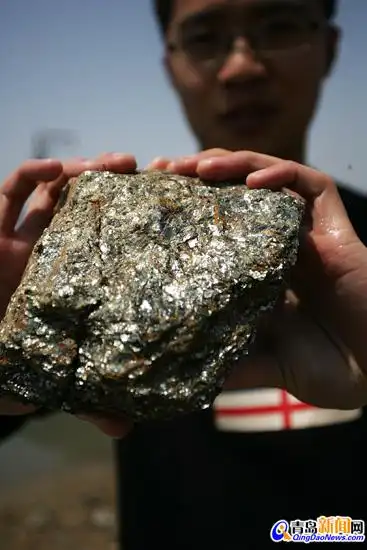 昨日,记者来到王哥庄,发现银色物体颇有蹊跷