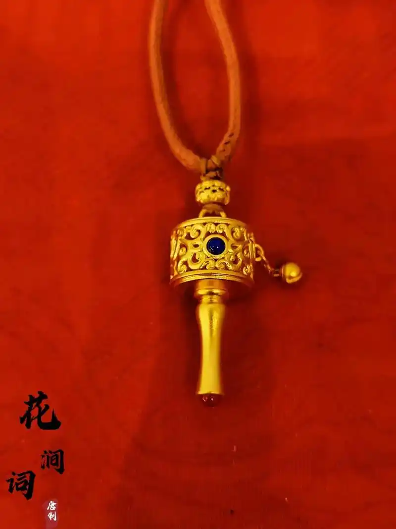 转经筒吊坠✨.#王府井金事
每转动一次就是我在想你一次