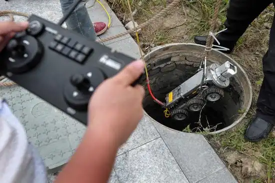 将一个"管道检测机器人"放入污水管道,通过"机器人"随身装置的摄像头