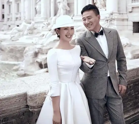 演员卢芳胡军娶我后家庭事业两头旺能生儿子要谢谢刘嘉玲