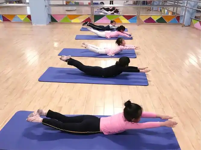 小飞机(背肌训练),第一次练,虽然特别累,但是小朋友们都没有放松,都想