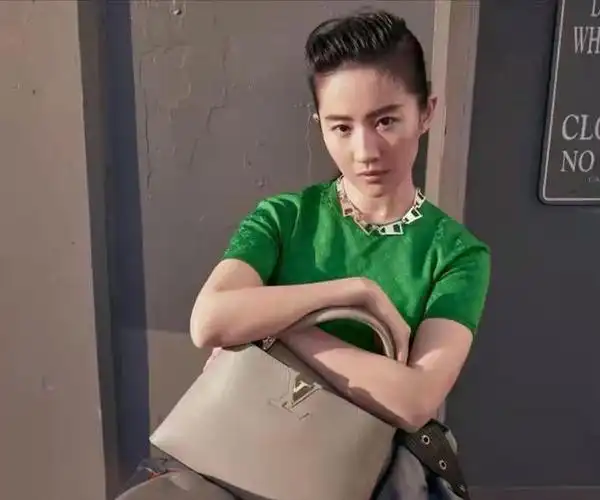 照片中的刘亦菲尝试了与以往不同的大背头造型,将头发都梳到了脑后