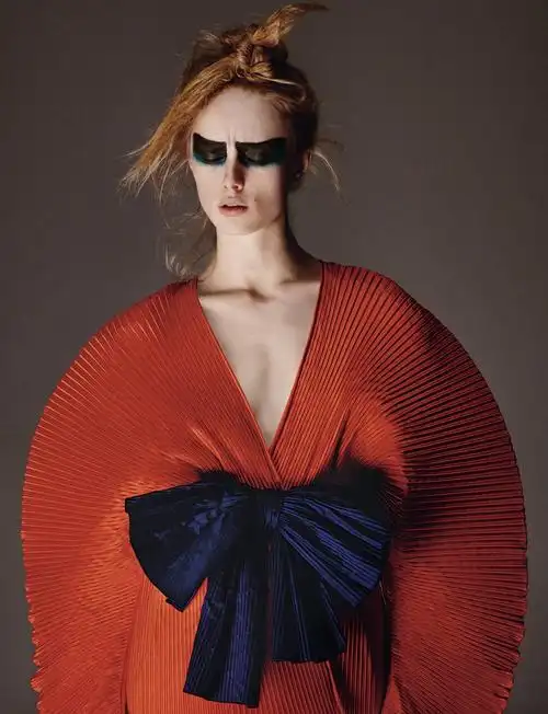 古怪外观荷兰riannevanrompaey时尚模特演绎vogue英国