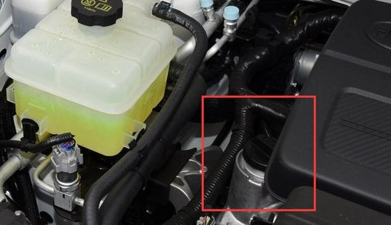 汽车机油加注口一般在哪?