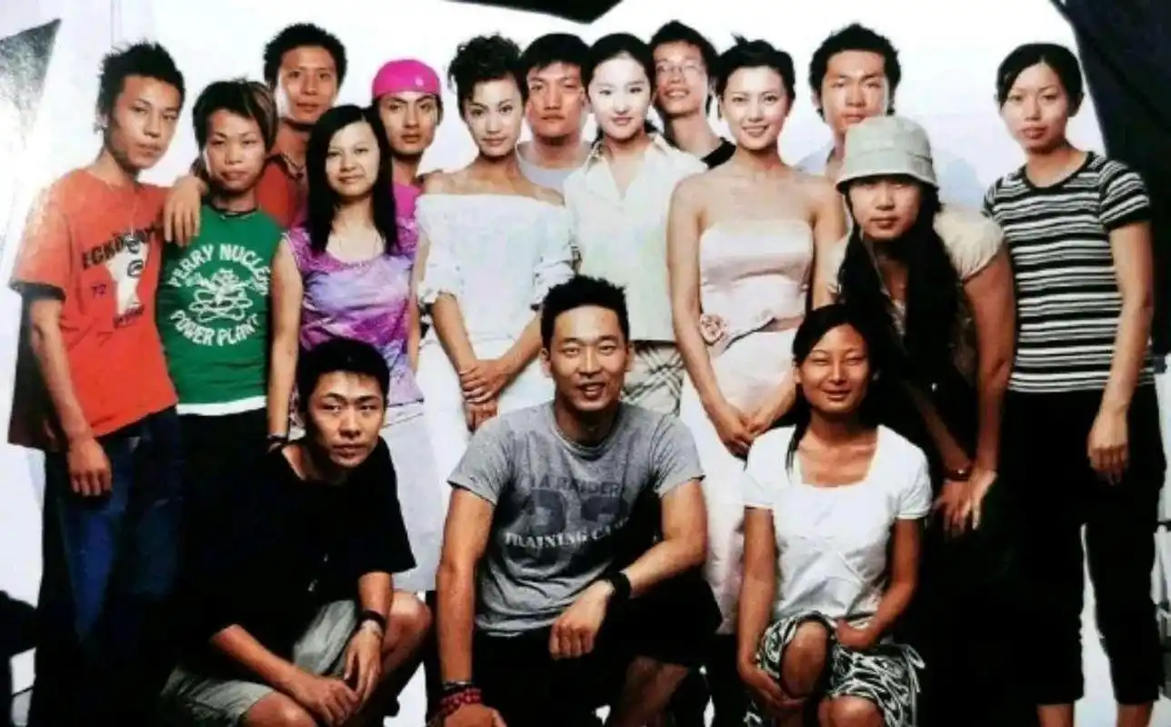 二十年前刘亦菲和同学们的合影,那时候的刘亦菲还没有出名,但是她已经