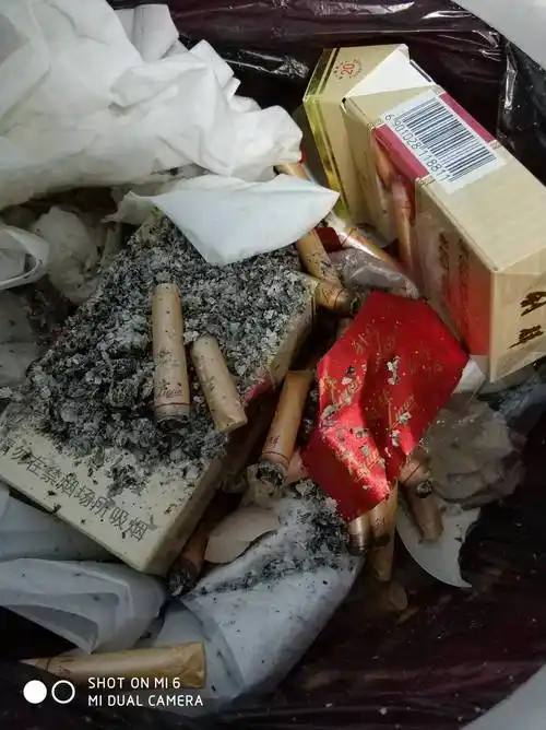 扛不住了一晚上抽了快半条烟思考人生