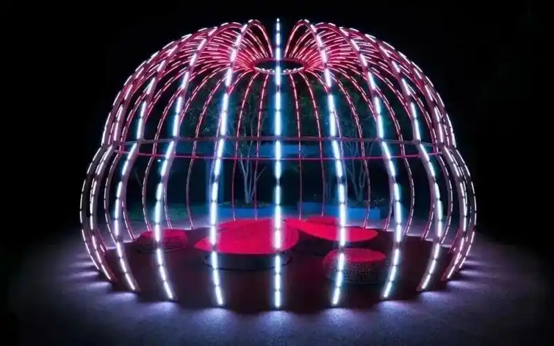 公共艺术装置jem,位于澳大利亚布里斯班南岸的一座艺文中心的核心位置