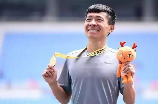 河北选手王少杰在2019年全国室内田径锦标赛总决赛男子1500米决赛中