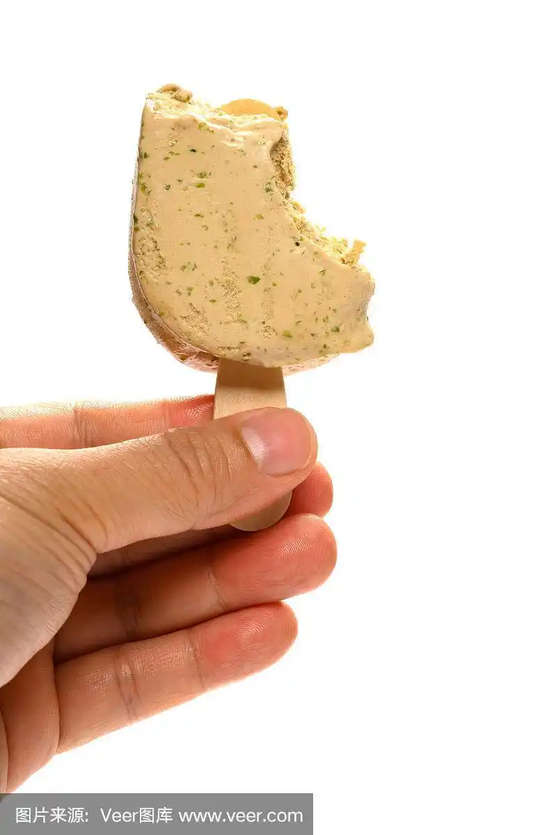 手里拿着白色背景上的海藻味冰棒