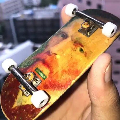 p>手指滑板(finger skate boarding,简称fsb)简称指板,是一项新兴的