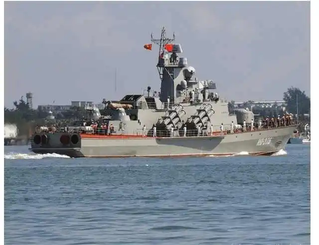 越南现役的100多艘水面舰艇中,携载的武器以各种口径的舰炮为主.