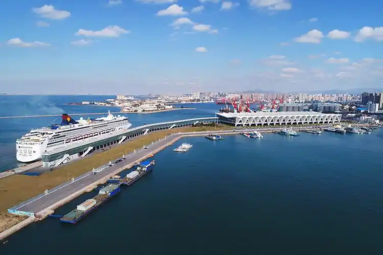 丽星邮轮处女星号首抵青岛国际邮轮母港.