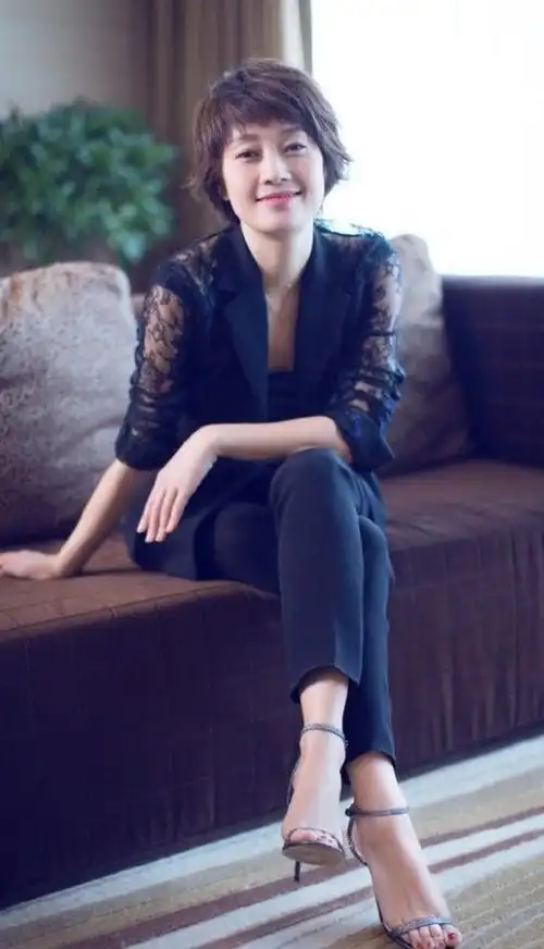 马伊琍的脚太大了?脚趾头被鞋子勒得都挤一块了,替你难受_网易订阅