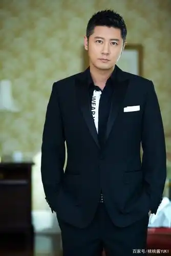 40岁任重现身机场,减肥成功身材超有型,衣品开挂帅到认不出来