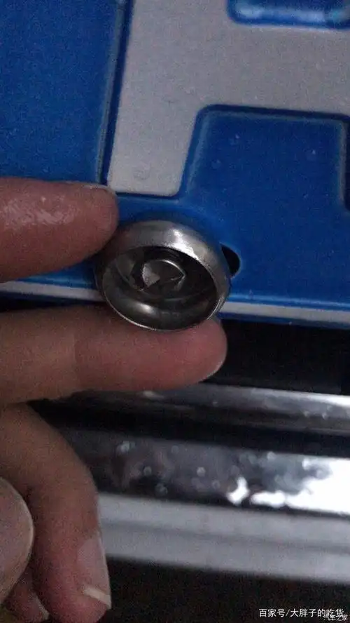 车牌螺丝怎么安装