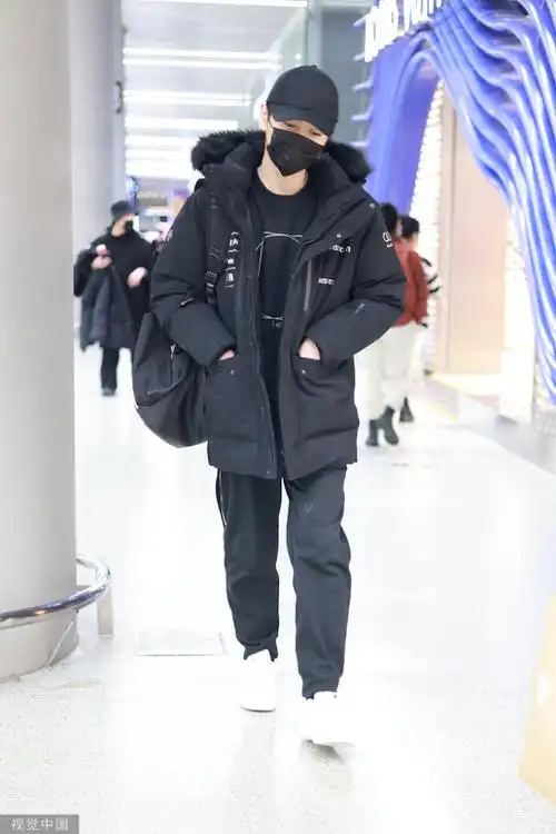 陈晓街拍黑色连帽羽绒服印花圆领卫衣