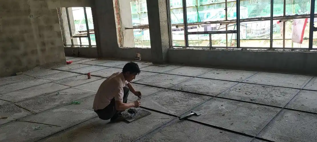 1号综合楼二层水磨石地面铺设铜条