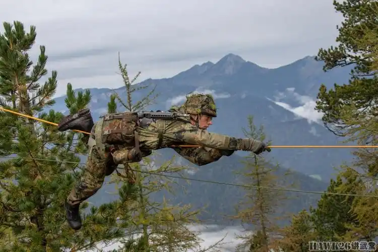 德军第232山地猎兵营新兵 奔赴海拔1700米山区训练 难度非常高