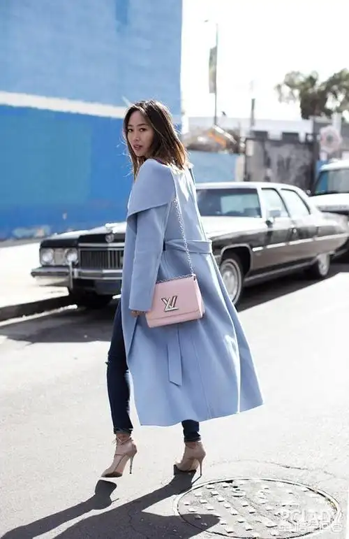 搭配蓝色,可以用一些其它颜色的小单品点缀整体造型,比如浅色的包包和