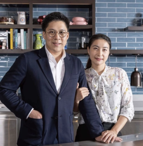 霍启刚带霍中曦和霍中妍逛书店,兄妹俩手牵手画面有爱