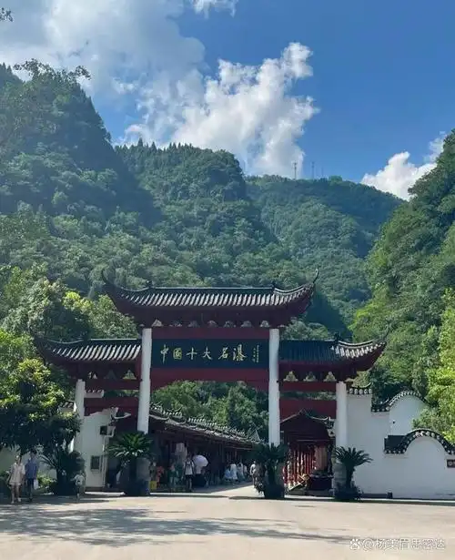 1:宜昌是一座山城,无论市区还是郊外,都随处可见峰峦叠嶂,险峻陡峭.