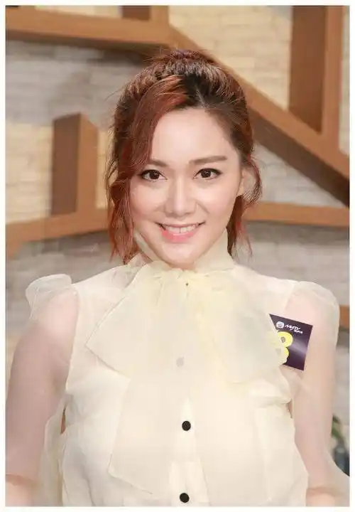 汤洛雯真会穿,皮质短裙配薄纱衫太美了,刘恺威的普通朋友真漂亮_材质