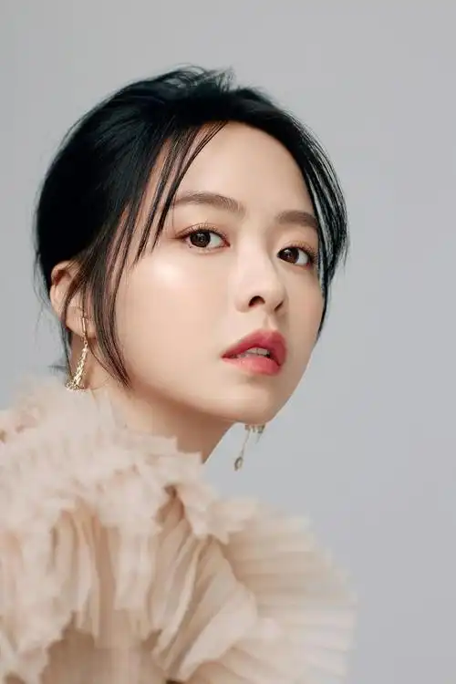 氧气明星余心恬最新写真图片曝光:剪去20年流海,首发一组气质御姐写真