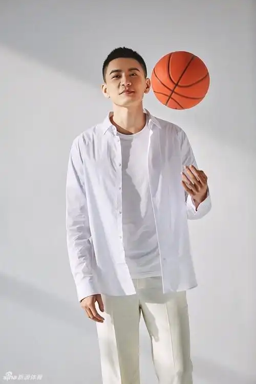 杨鸣 前辽宁男篮队长(司职后卫)辽宁男篮总经理 现任辽宁男篮主教练