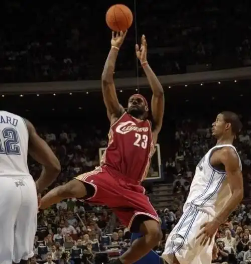 詹姆斯投篮美如蟹搞笑图片