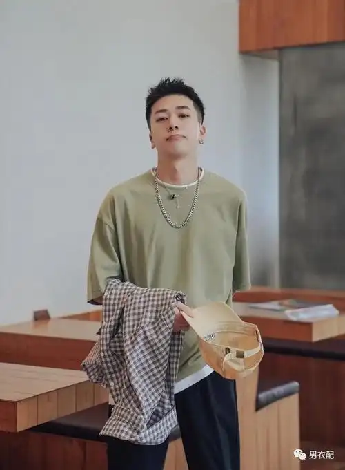 带有港风味道的polo衫与牛仔裤的组合是夏季的经典搭配.