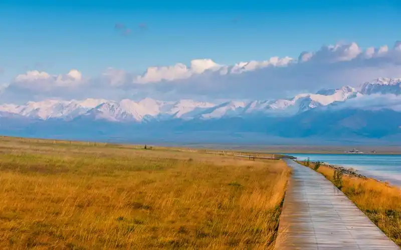 新疆赛里木湖唯美风景桌面壁纸