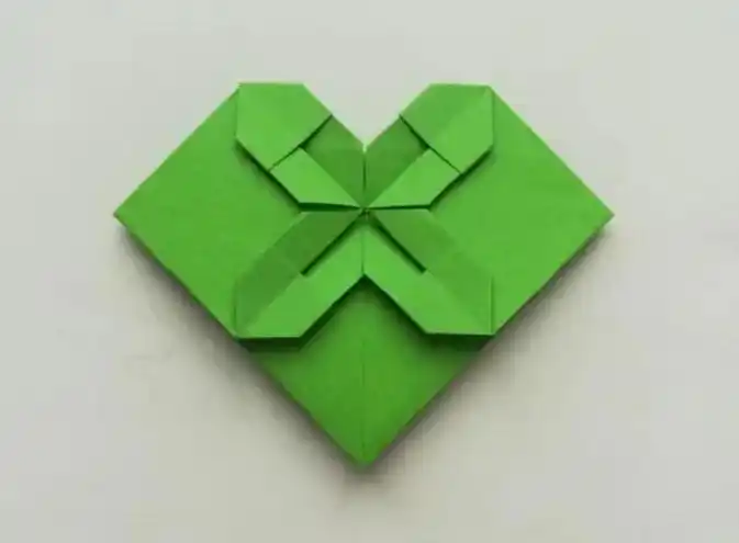 (1)准备一张长方形折纸,按两个正方形对角折出痕迹,展开.