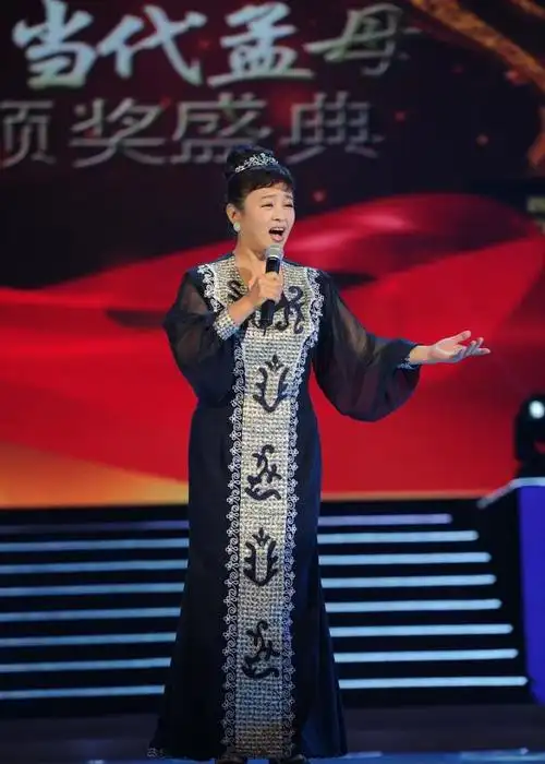 朱明瑛的保养是真的好,穿着优雅还温柔,看不出她是50后._腾讯新闻