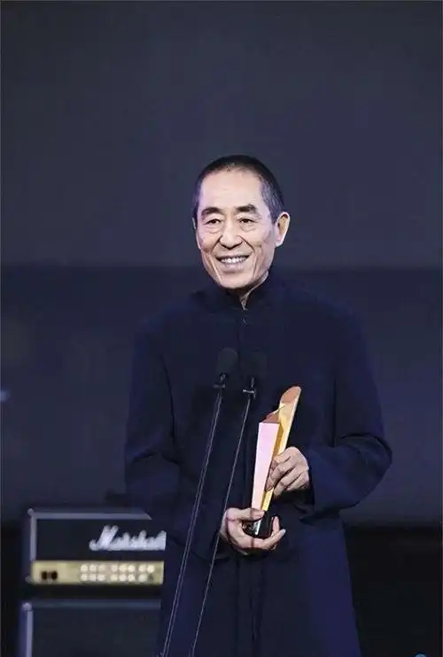 张艺谋:一代国师跌下神坛,恐怕晚节难保,其文艺人设都是装的