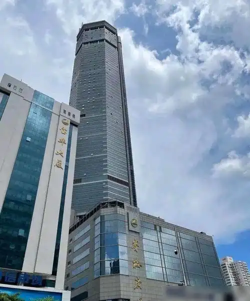 深圳华强北赛格广场大楼出现晃动楼内的上班人员慌忙逃离现场